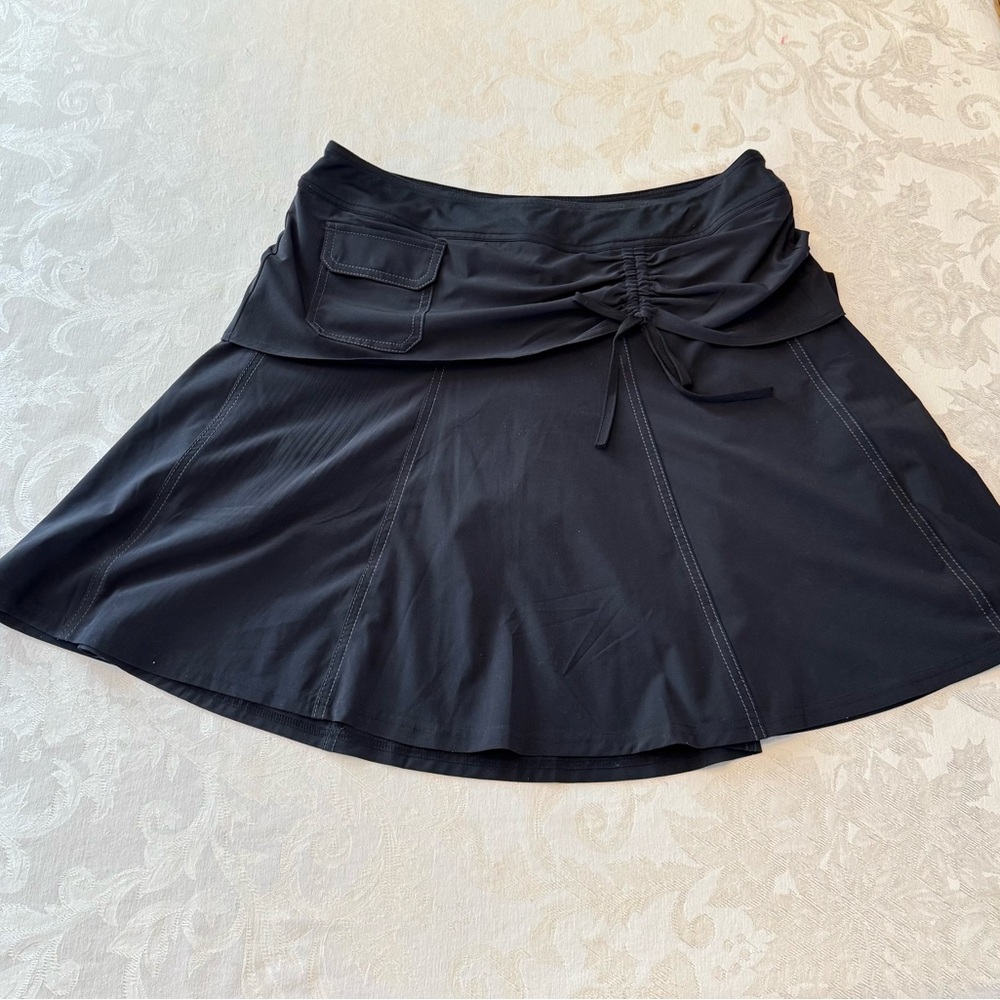Altheta Womens Skort Black, Size 12  Snap Front Pocket